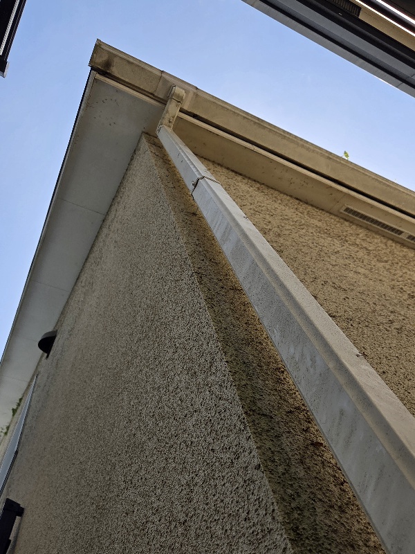 大阪府箕面市桜ヶ丘の外壁高圧洗浄の作業後2