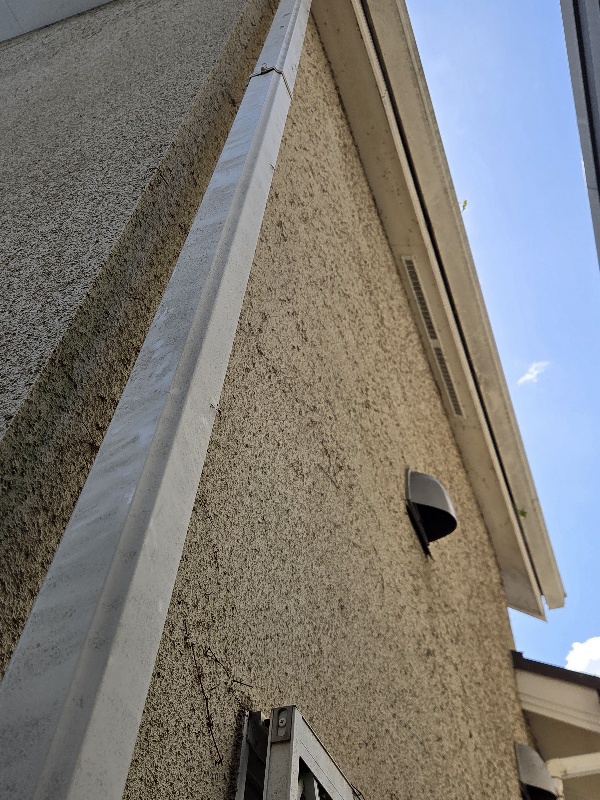 大阪府箕面市桜ヶ丘の外壁高圧洗浄の作業後3