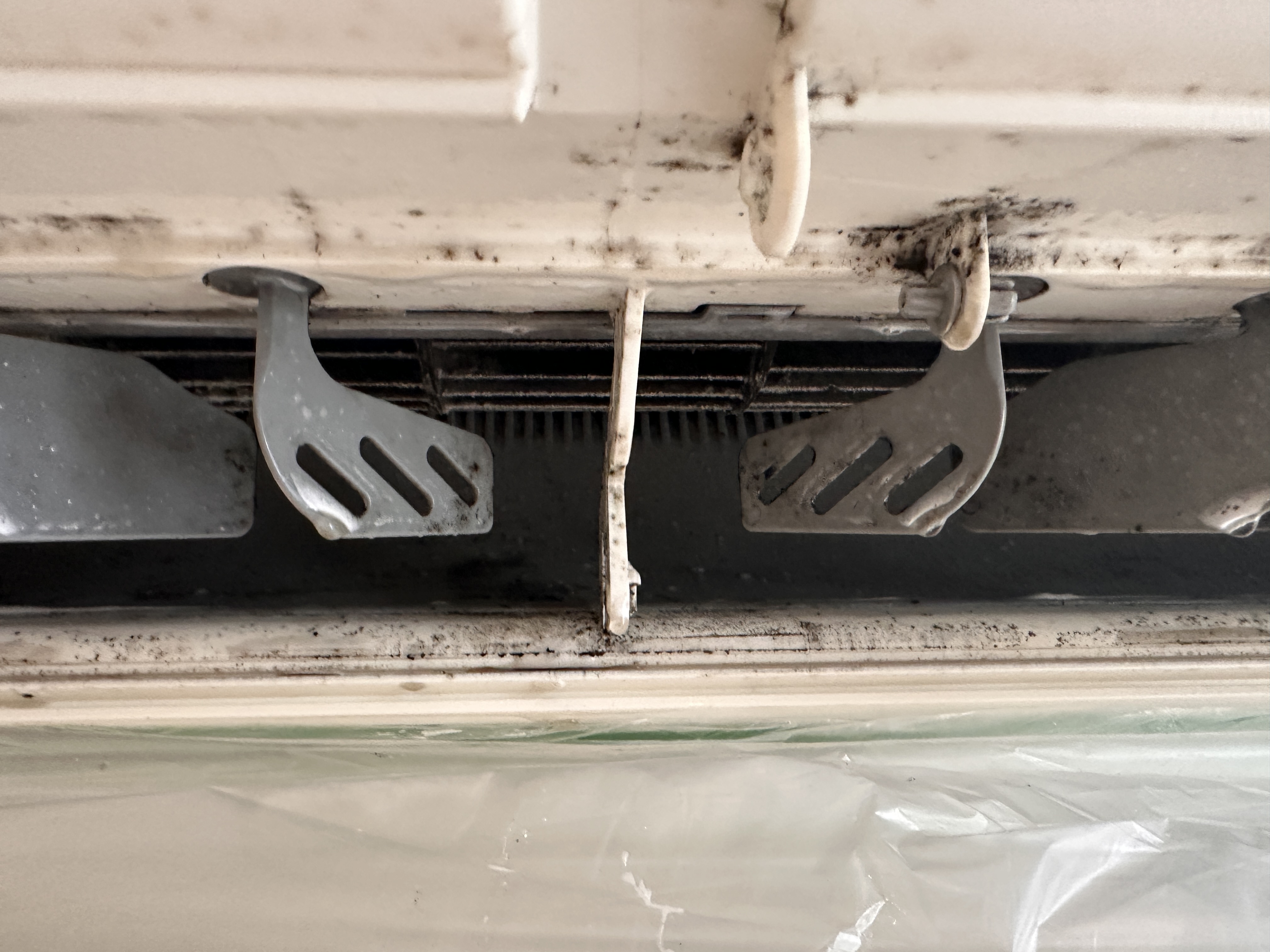 三重県松阪市嬉野の壁掛けエアコンの作業前2