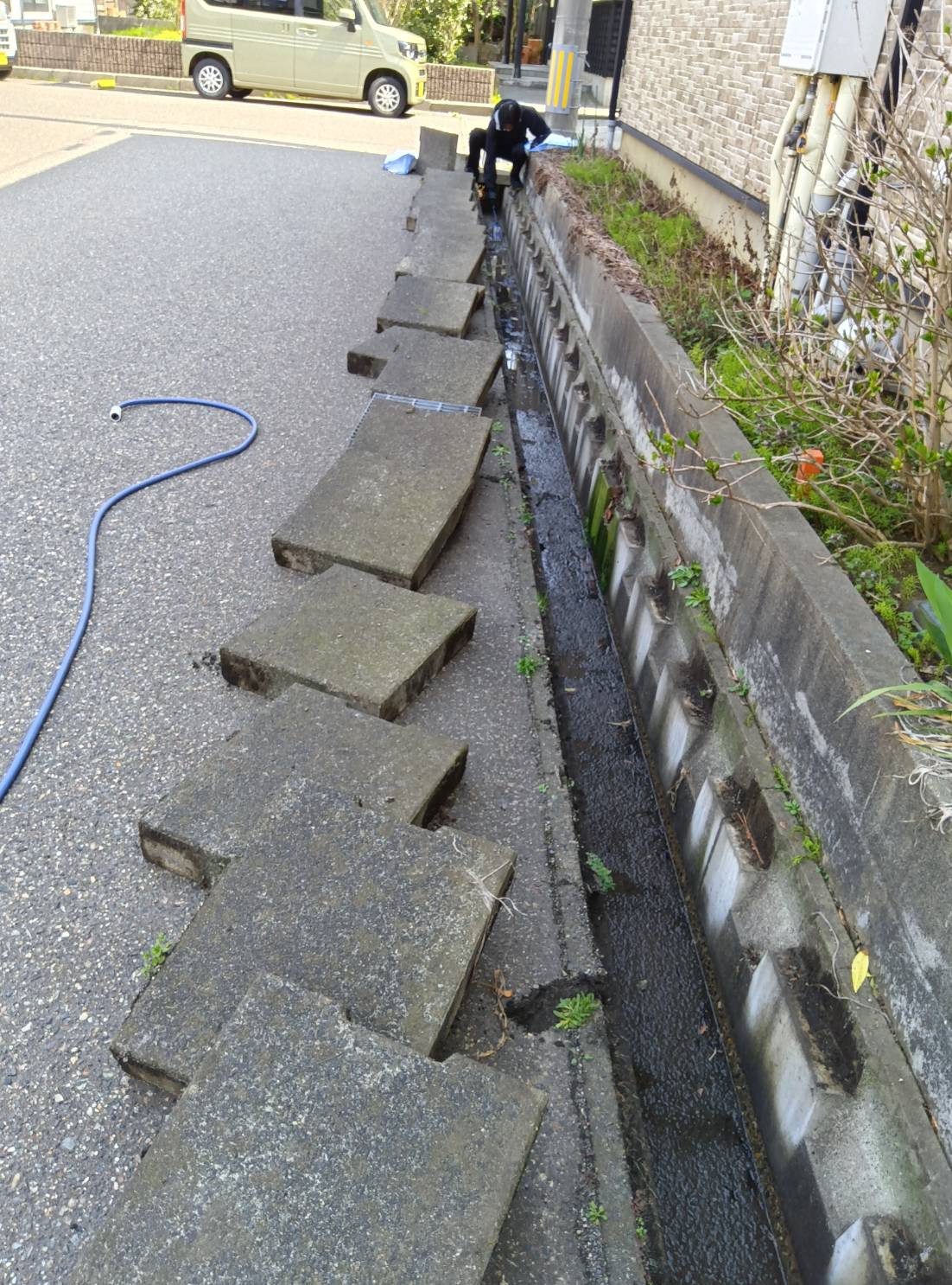 新潟県燕市吉田の外壁高圧洗浄の作業前1