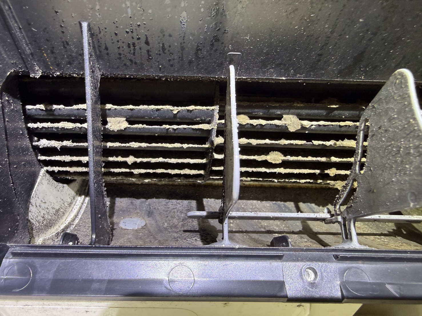 東京都足立区江北のお掃除機能付きエアコンの作業前2