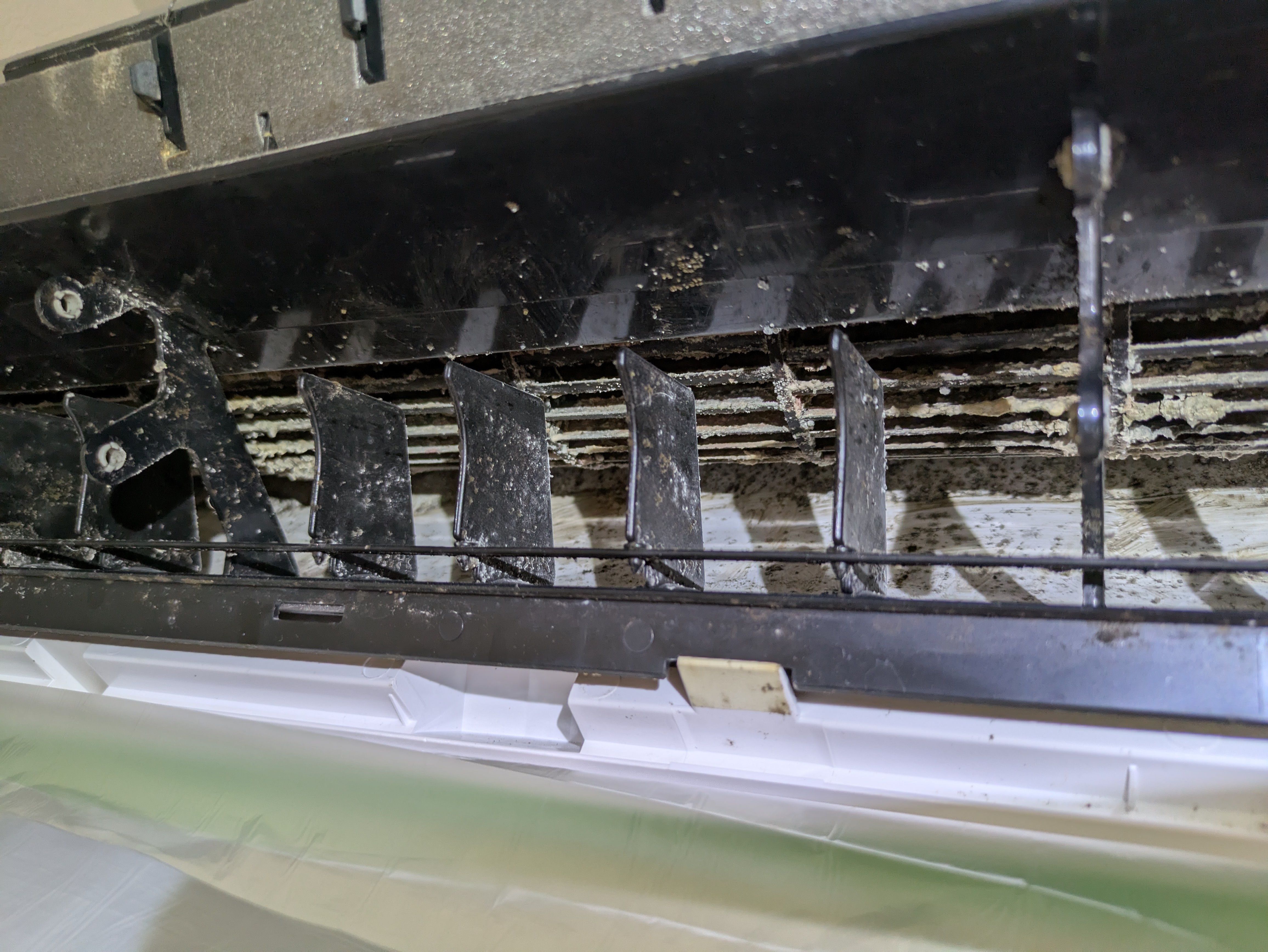 埼玉県さいたま市岩槻区本丸の壁掛けエアコンの作業前2