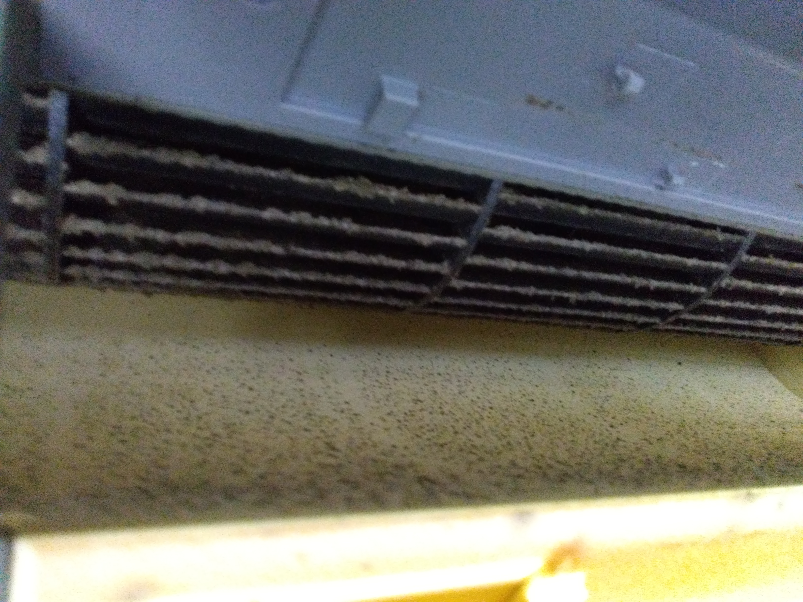 青森県八戸市の壁掛けエアコンの作業前1