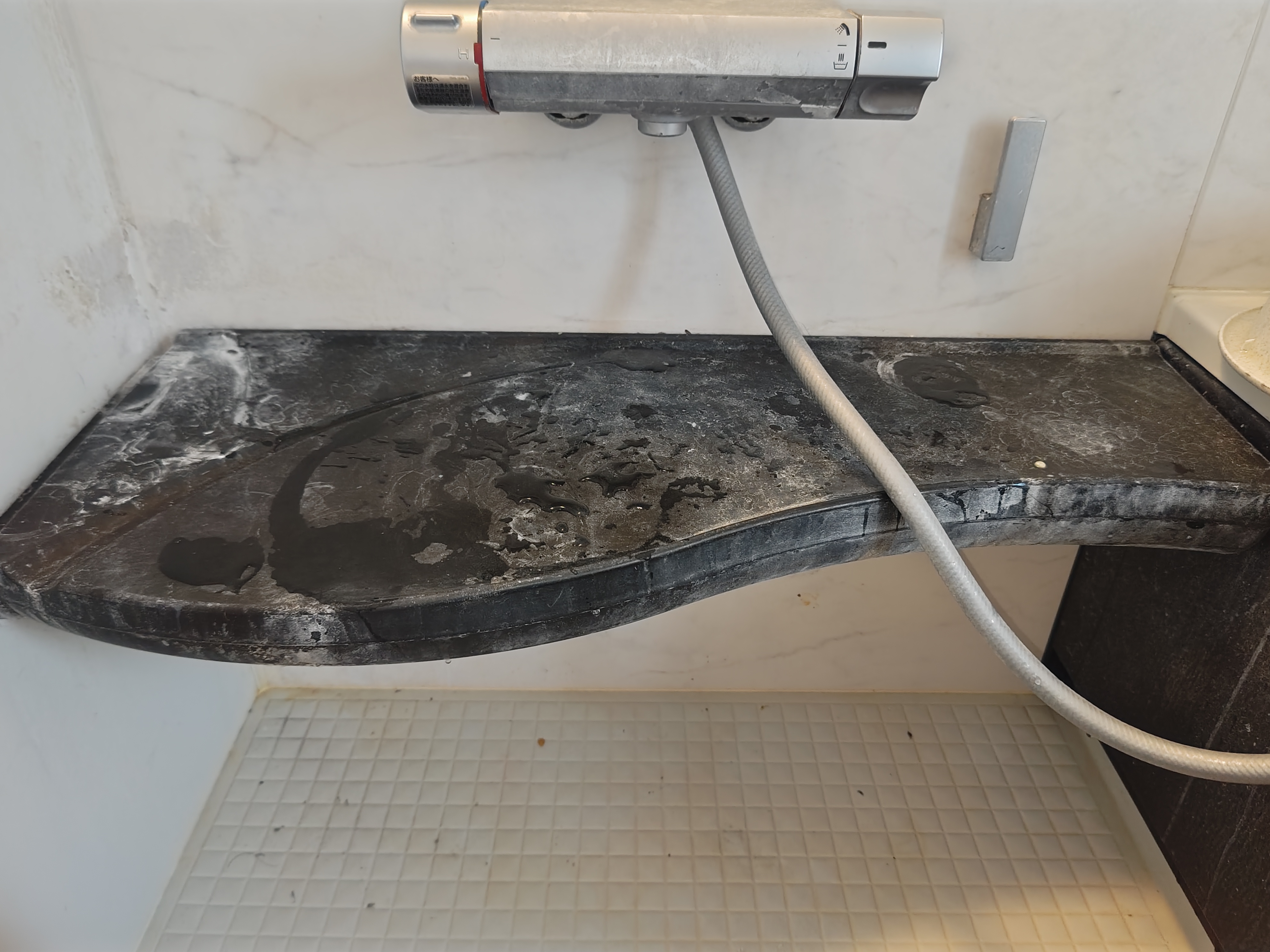 東京都新宿区納戸町の浴室・お風呂クリーニングの作業前1