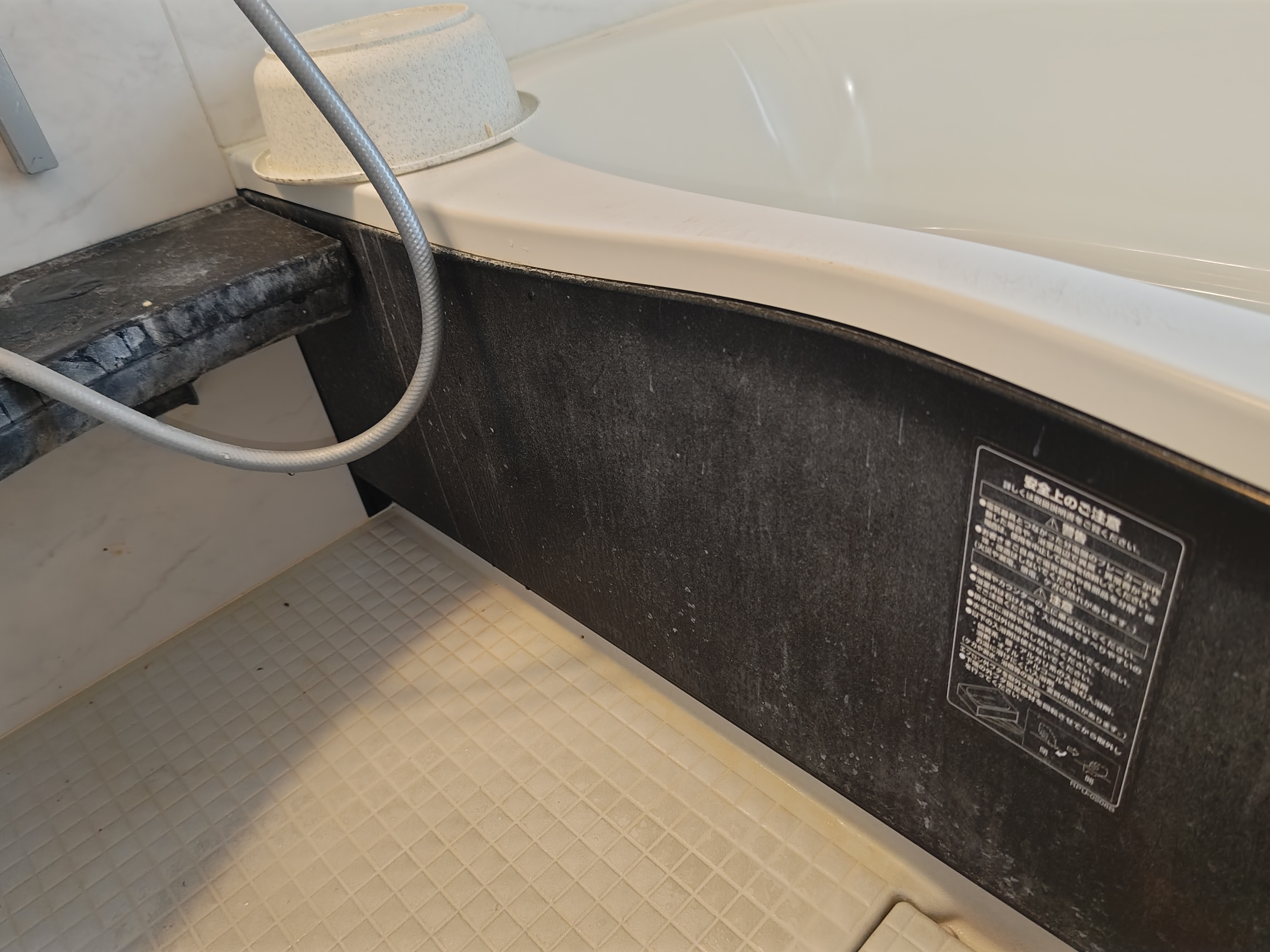 東京都新宿区納戸町の浴室・お風呂クリーニングの作業前2