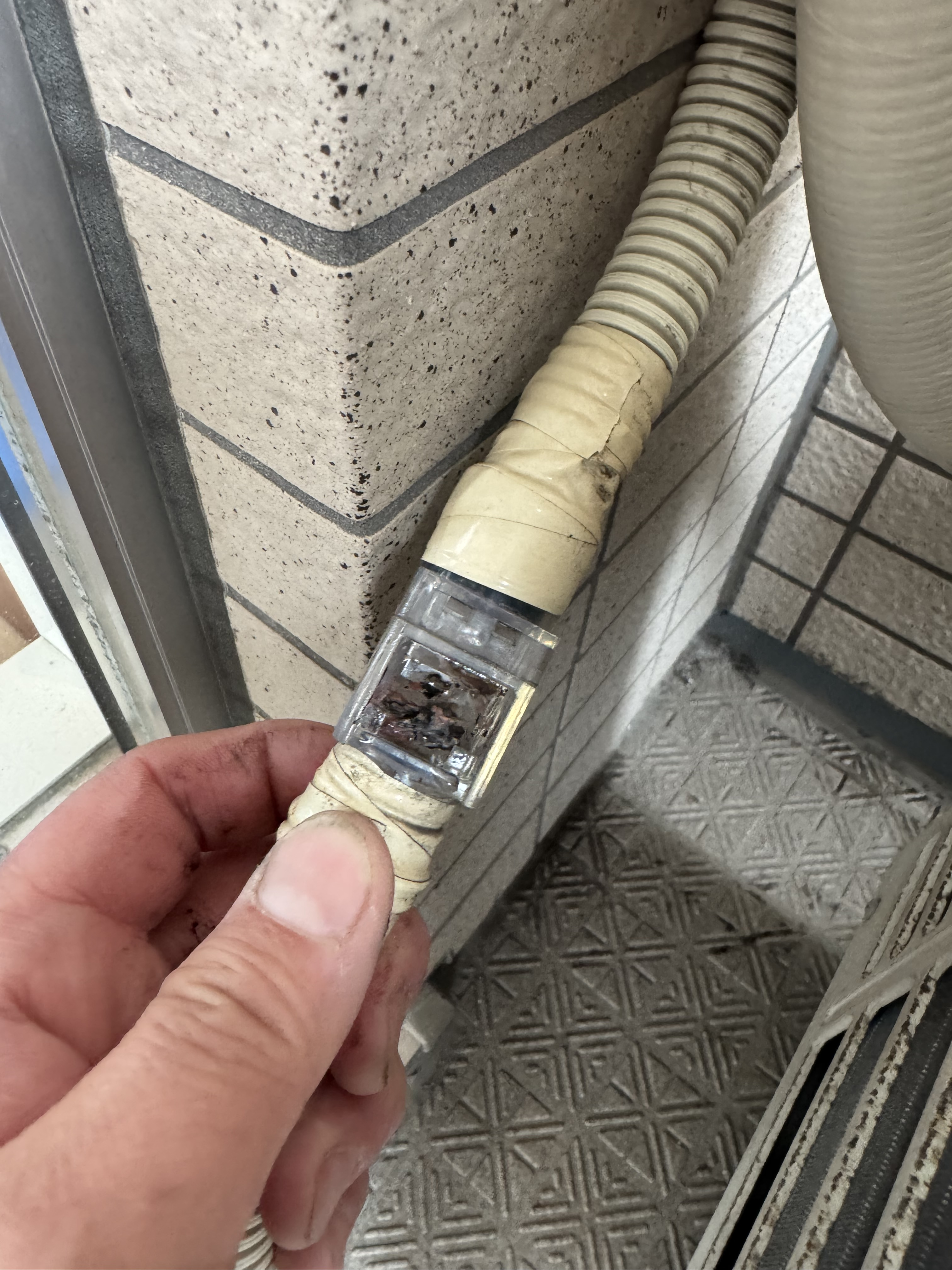 千葉県浦安市日の出の壁掛けエアコンの作業前1