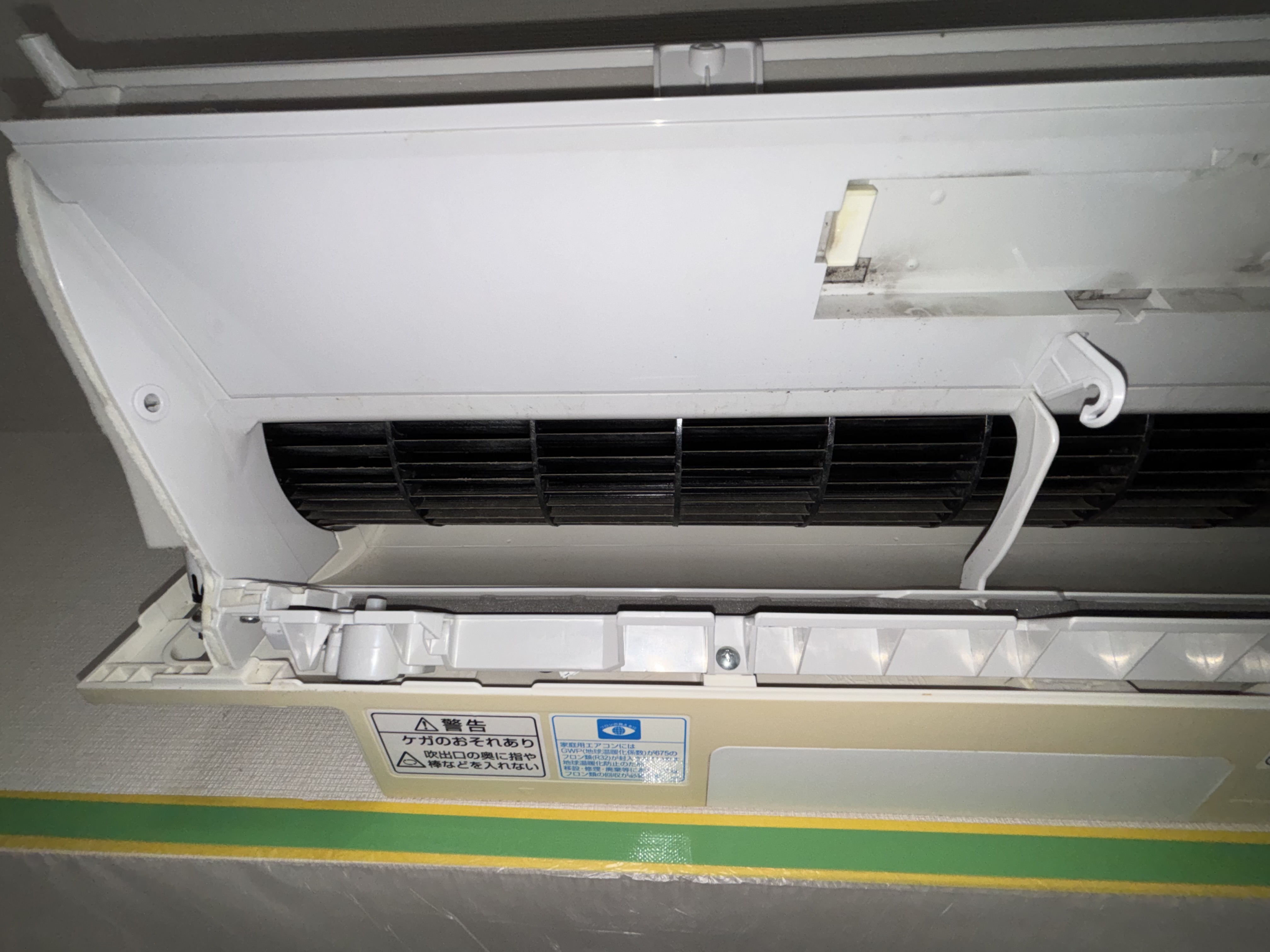 埼玉県草加市のお掃除機能付きエアコンの作業前2