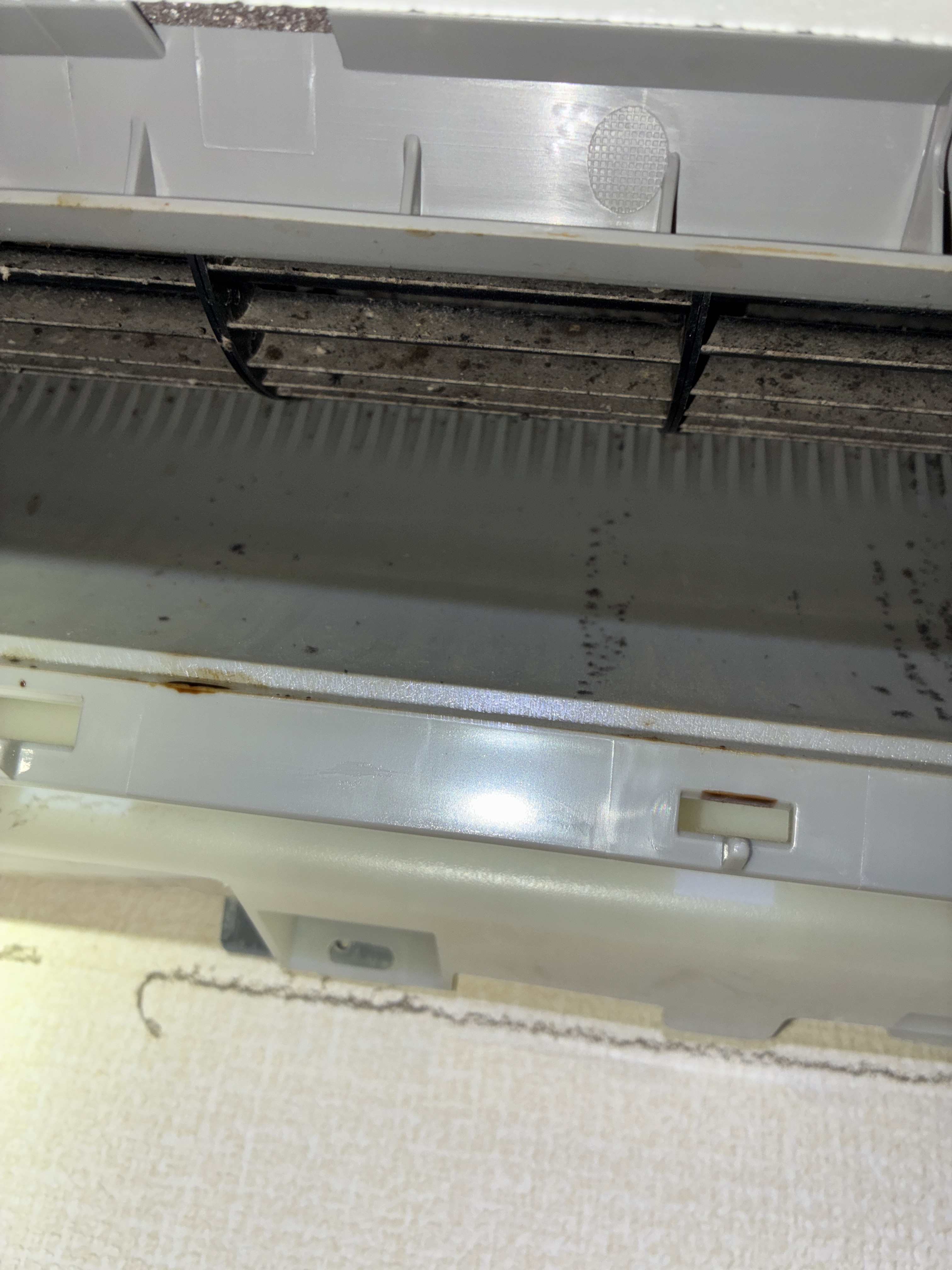 大阪府東大阪市南鴻池のお掃除機能付きエアコンの作業前2