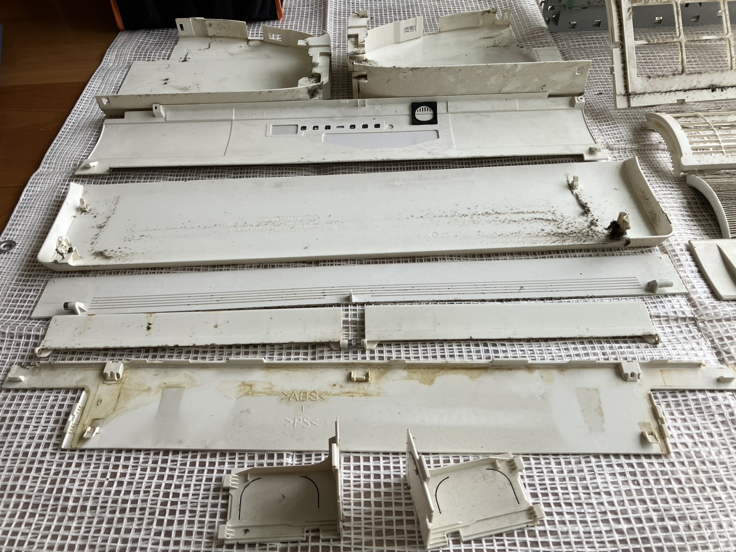 埼玉県越谷市のお掃除機能付きエアコンの作業前2