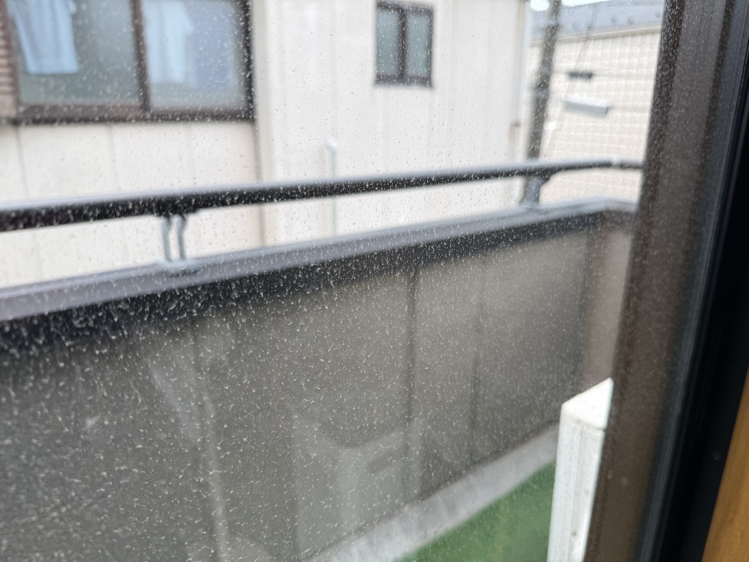 東京都足立区島根の窓ガラス・サッシクリーニングの作業前1