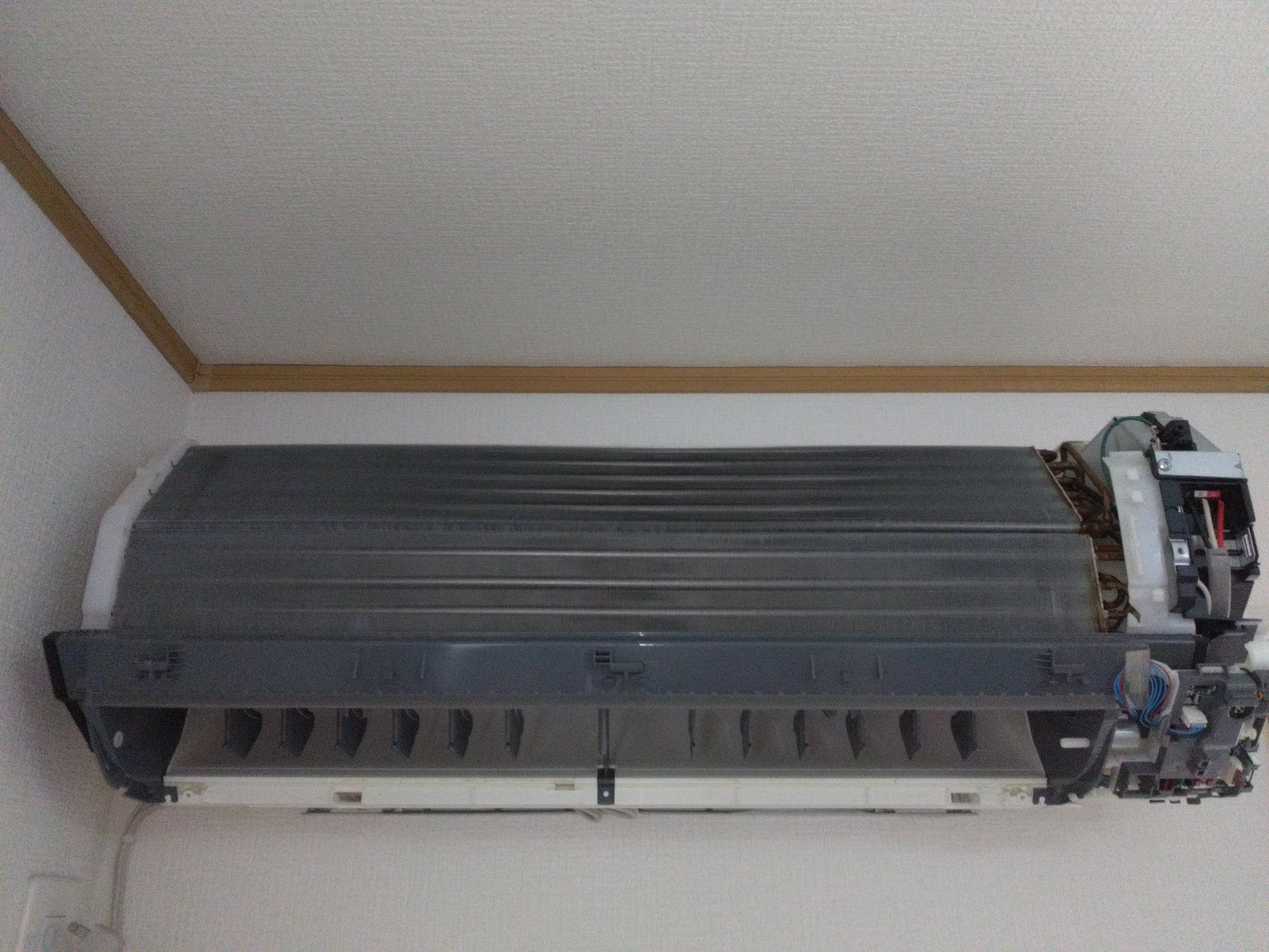 山梨県甲府市の壁掛けエアコンの作業前2