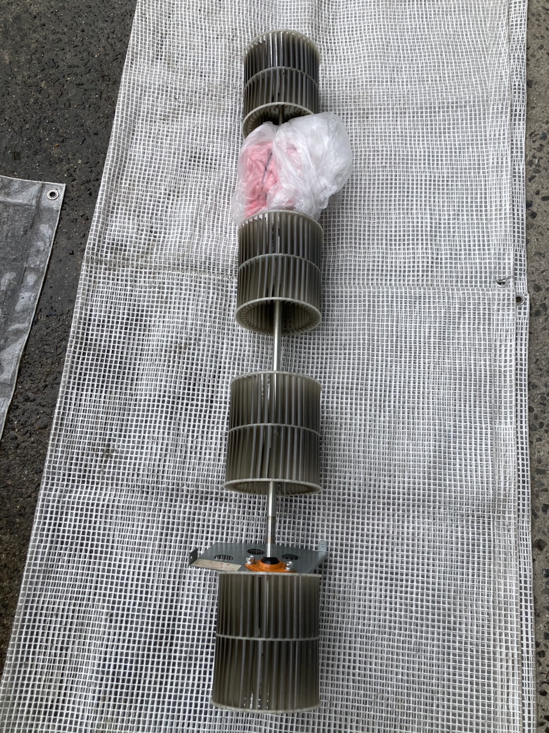 大阪府東大阪市玉串町東の業務用天井吊りエアコンの作業前2