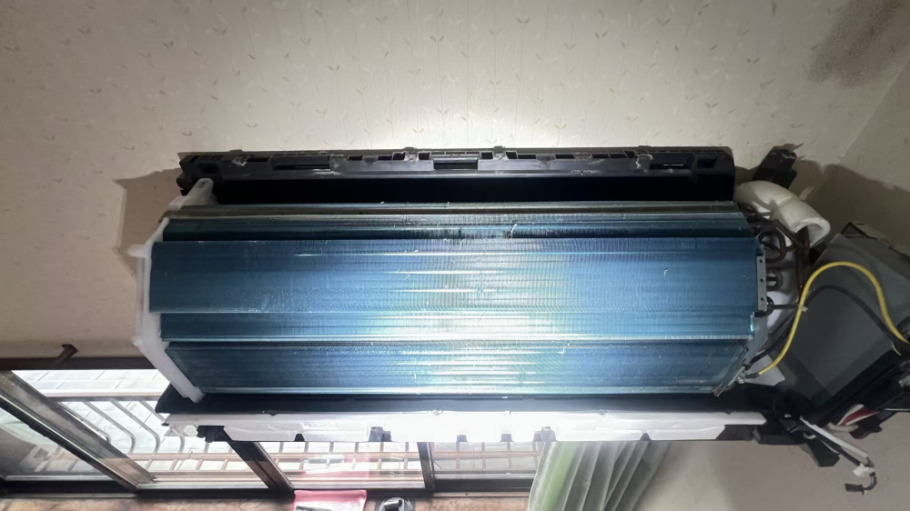 愛知県岡崎市美合町のお掃除機能付きエアコンの作業前3