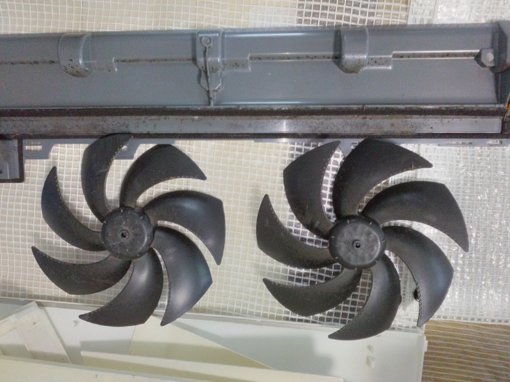 山梨県笛吹市のお掃除機能付きエアコンの作業前3