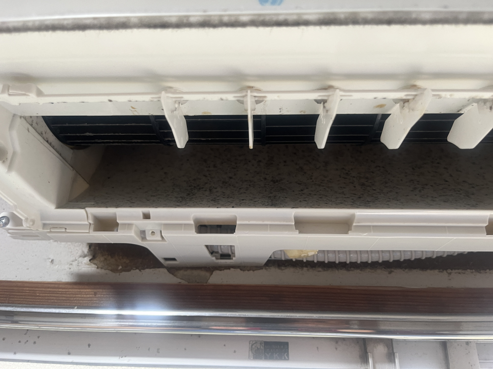 東京都足立区花畑のお掃除機能付きエアコンの作業前1