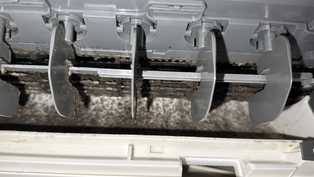 大阪府大阪市鶴見区のお掃除機能付きエアコンの作業前1