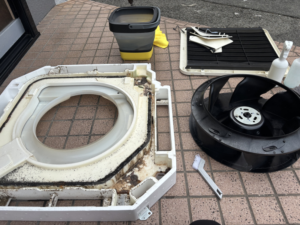 大阪府大阪市西成区岸里の業務用天井埋め込みエアコンの作業前3