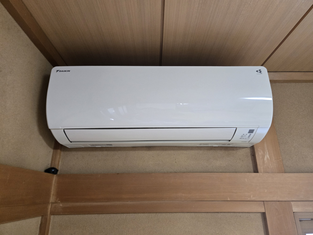 東京都三鷹市のお掃除機能付きエアコンの作業前3
