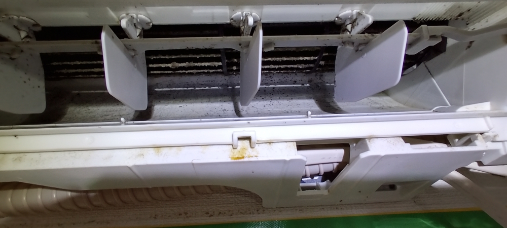 群馬県太田市のお掃除機能付きエアコンの作業前1