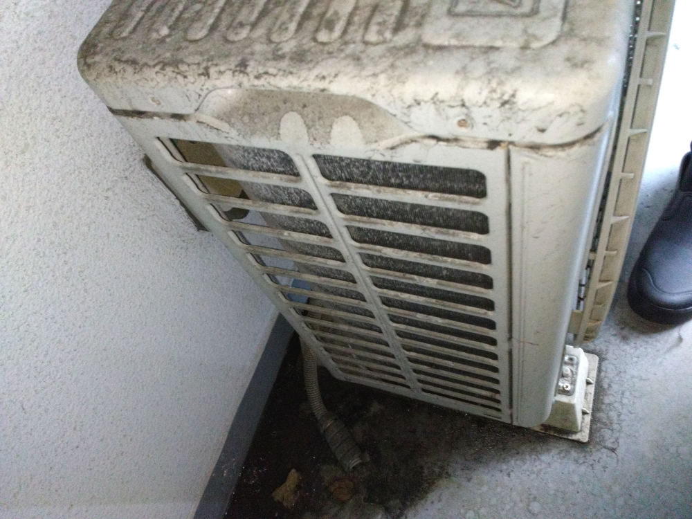 福岡県福岡市中央区の壁掛けエアコンの作業前1