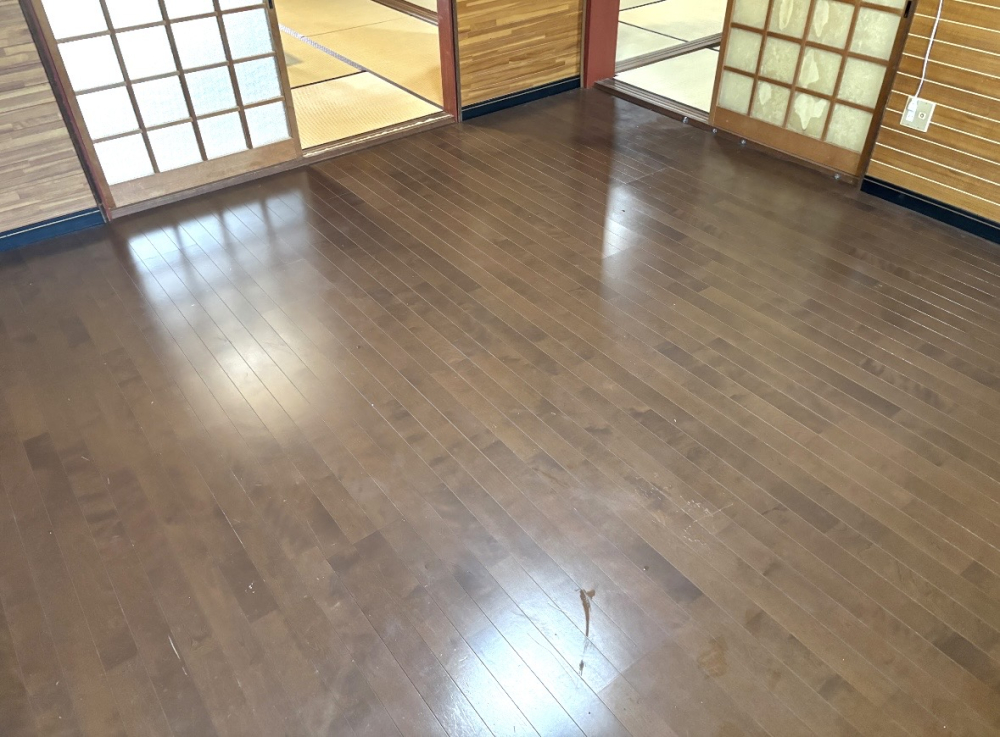 滋賀県彦根市のフローリングクリーニングの作業前1