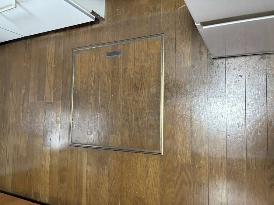 静岡県菊川市のフローリングクリーニングの作業前2