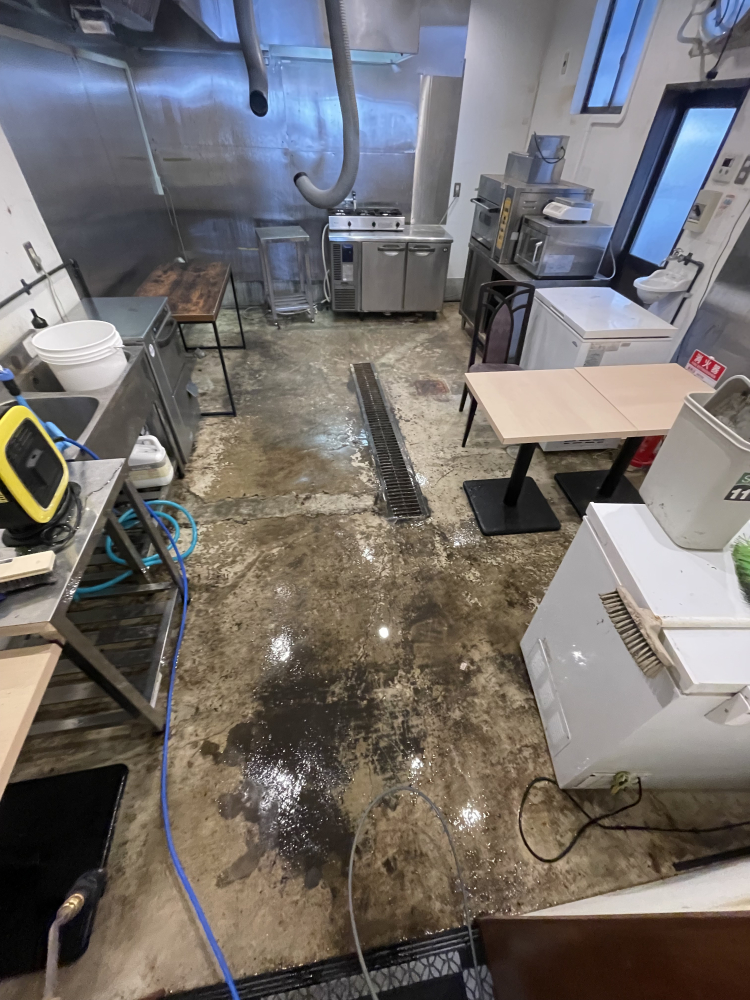 京都府京都市北区の店舗清掃の作業前2