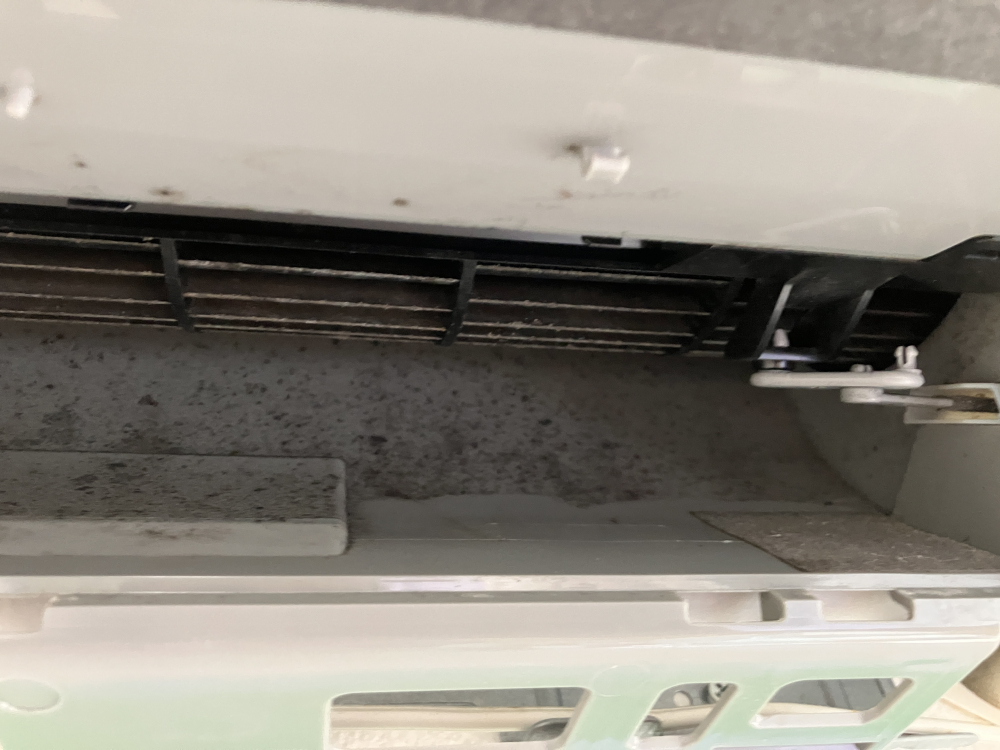 宮城県仙台市宮城野区のお掃除機能付きエアコンの作業前1