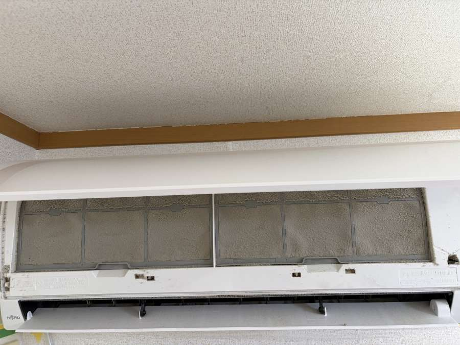富山県富山市黒瀬北町のお掃除機能付きエアコンの作業前2