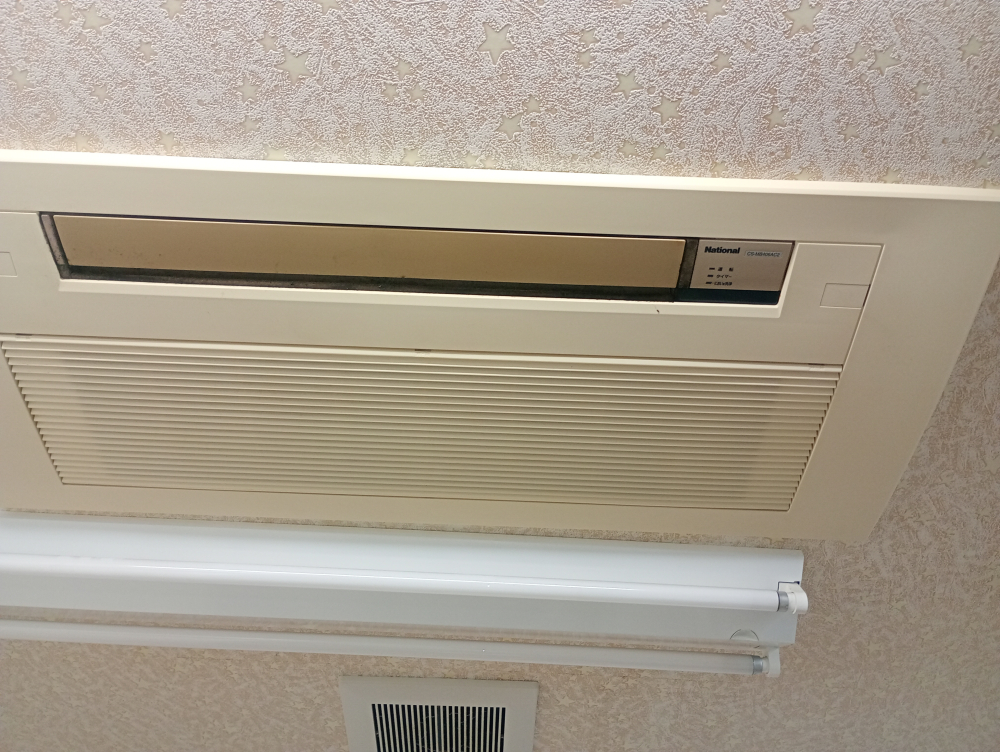 千葉県千葉市美浜区高浜の業務用天井埋め込みエアコンの作業前2