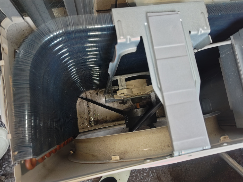東京都新宿区四谷三栄町の壁掛けエアコンの作業前1