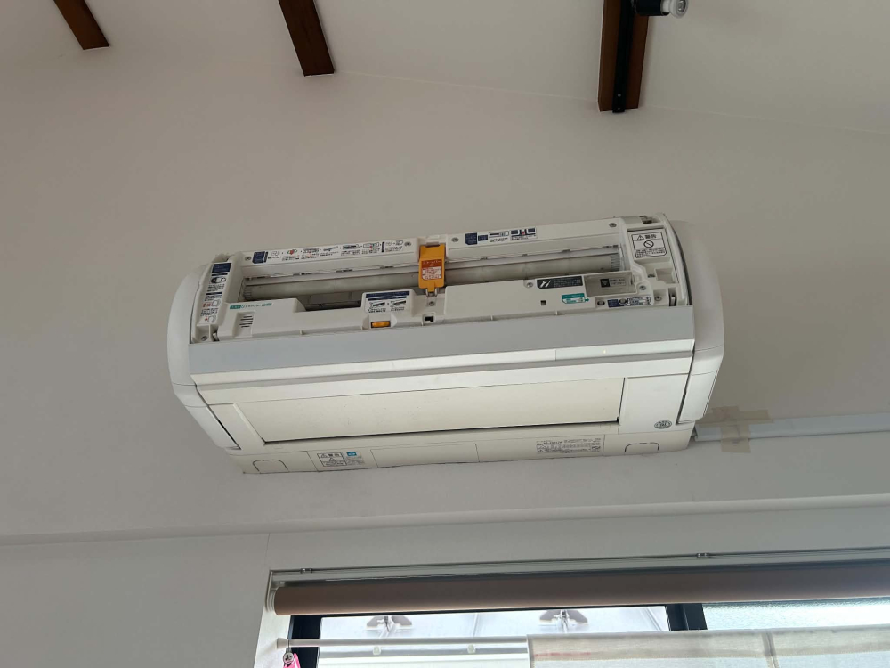 東京都練馬区高松のお掃除機能付きエアコンの作業前1