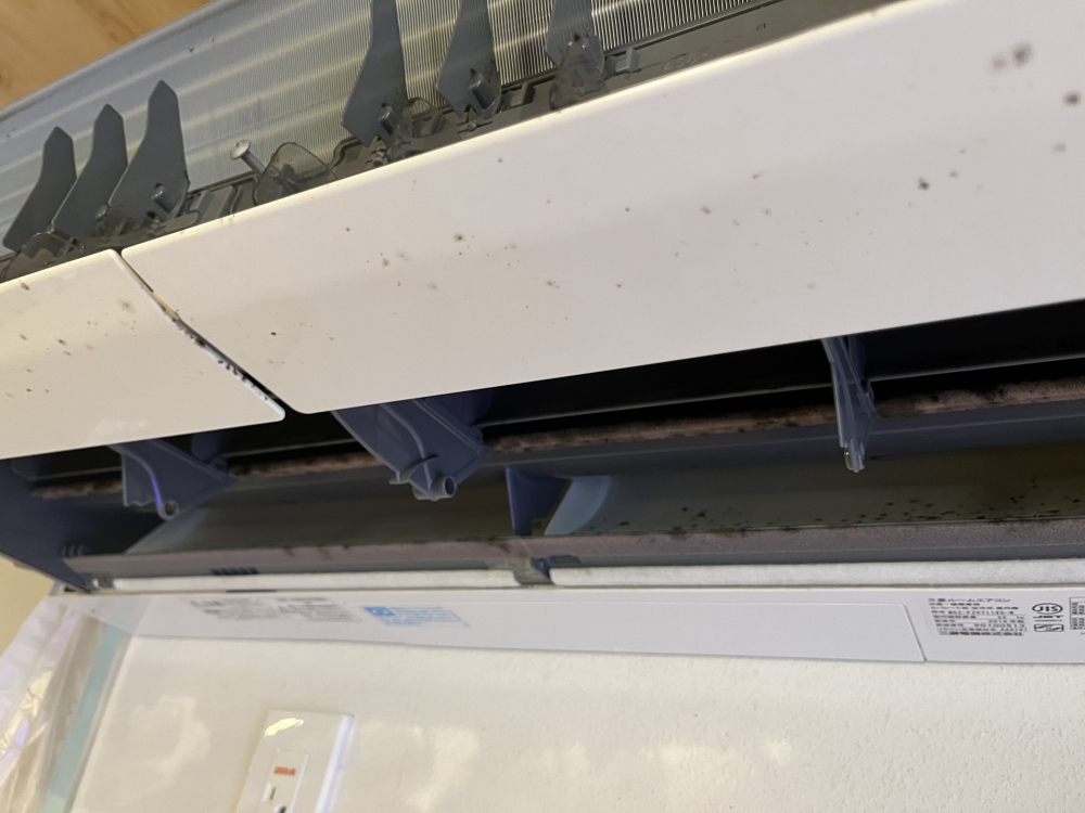 東京都三鷹市上連雀のお掃除機能付きエアコンの作業前2