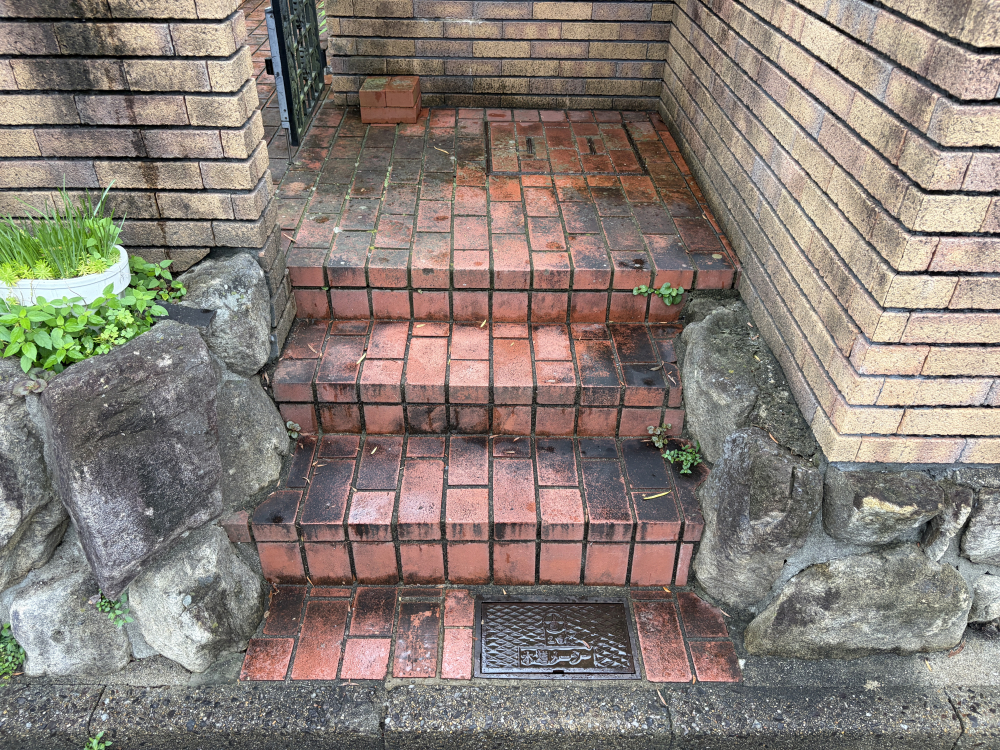 兵庫県川西市水明台のベランダ・バルコニークリーニングの作業前3