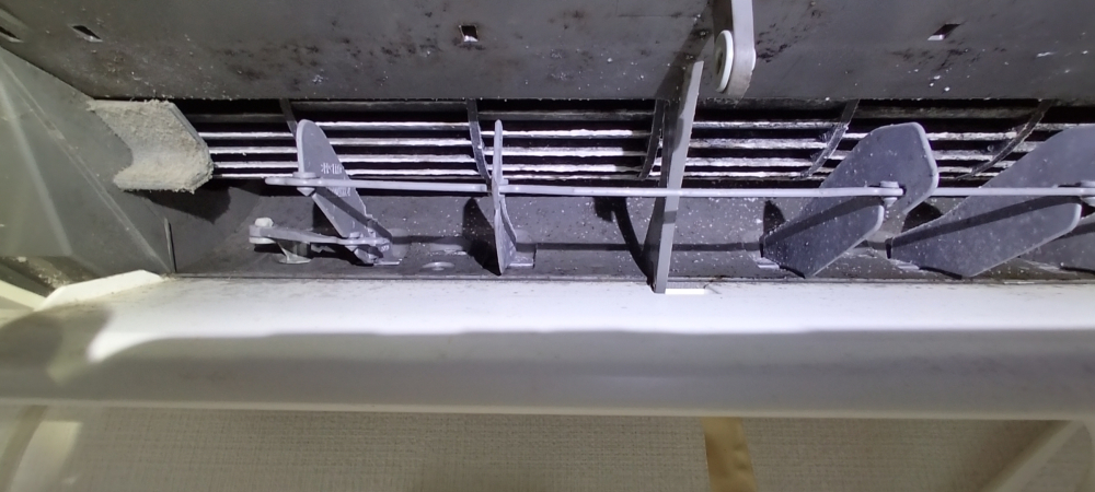 群馬県前橋市のお掃除機能付きエアコンの作業前3