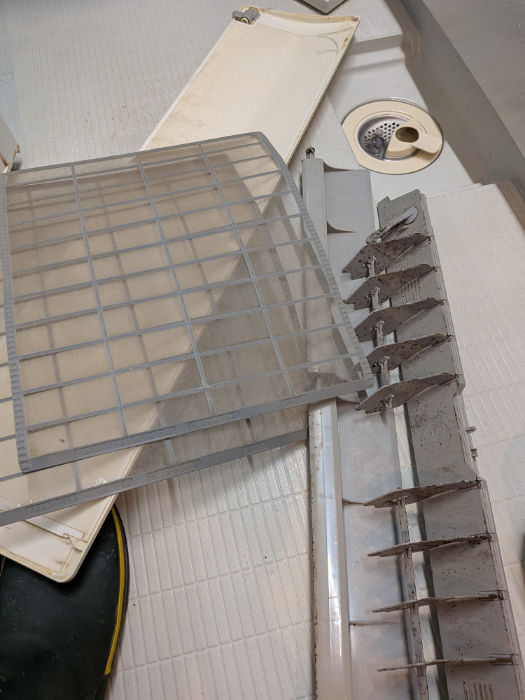 東京都品川区東中延のお掃除機能付きエアコンの作業前2