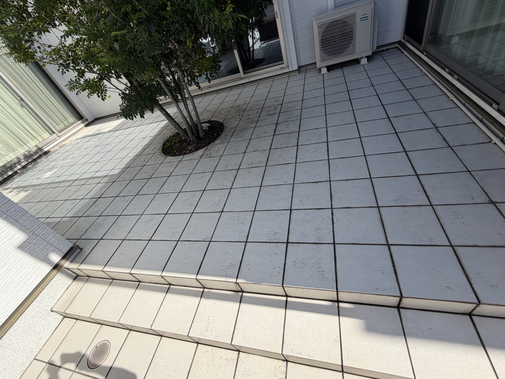 兵庫県川西市美山台のベランダ・バルコニークリーニングの作業前1