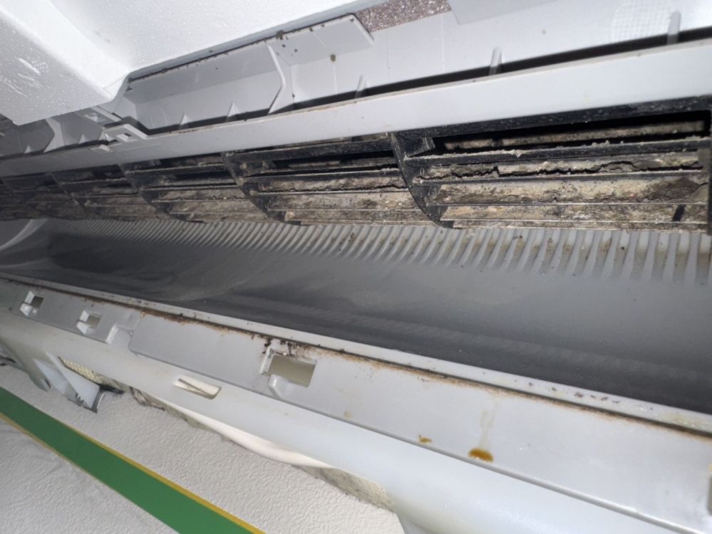 山口県周南市のお掃除機能付きエアコンの作業前2