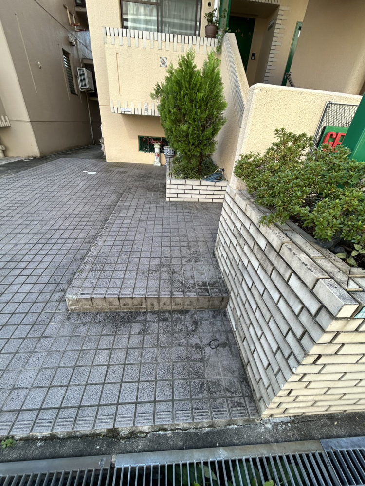 兵庫県西宮市のビル・マンション共用部清掃の作業前1
