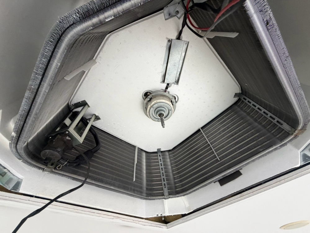 茨城県水戸市の業務用天井埋め込みエアコンの作業前1