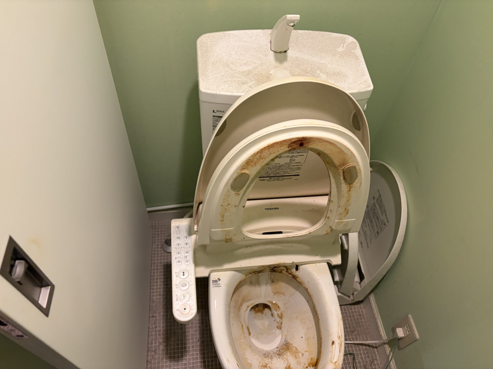 東京都世田谷区のトイレクリーニングの作業前1
