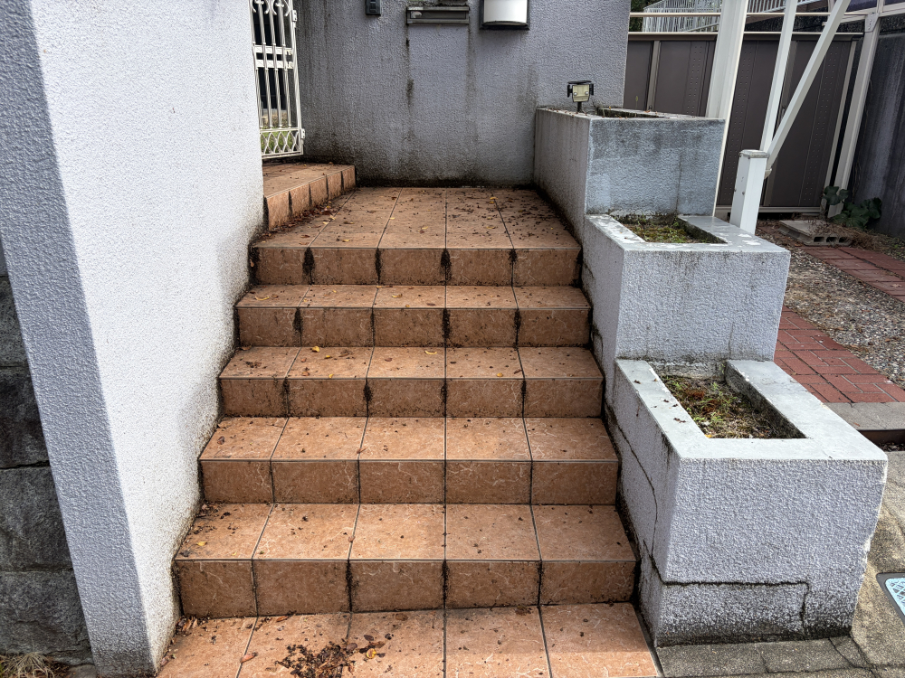 兵庫県川辺郡猪名川町若葉のベランダ・バルコニークリーニングの作業前1