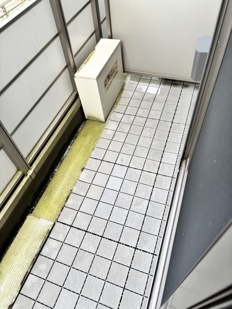 東京都江戸川区のベランダ・バルコニークリーニングの作業前2