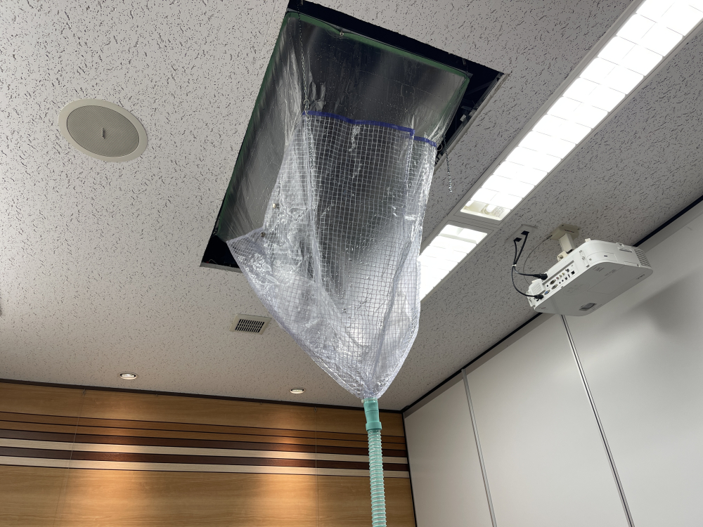 東京都小金井市の業務用天井埋め込みエアコンの作業前2