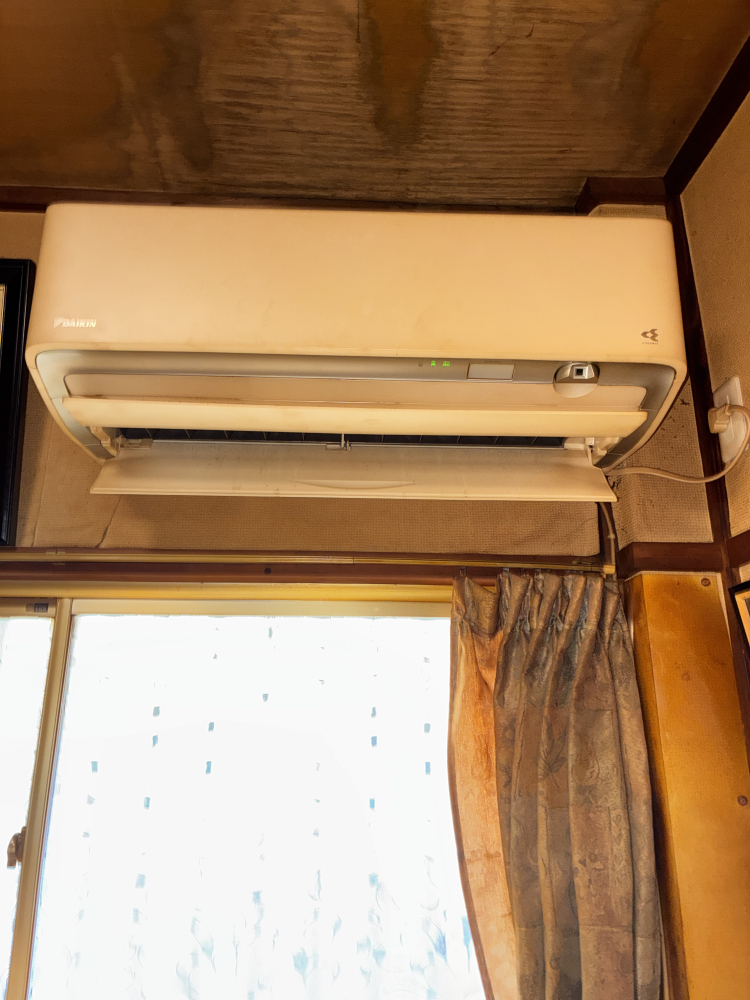大阪府大阪市旭区新森のお掃除機能付きエアコンの作業前1