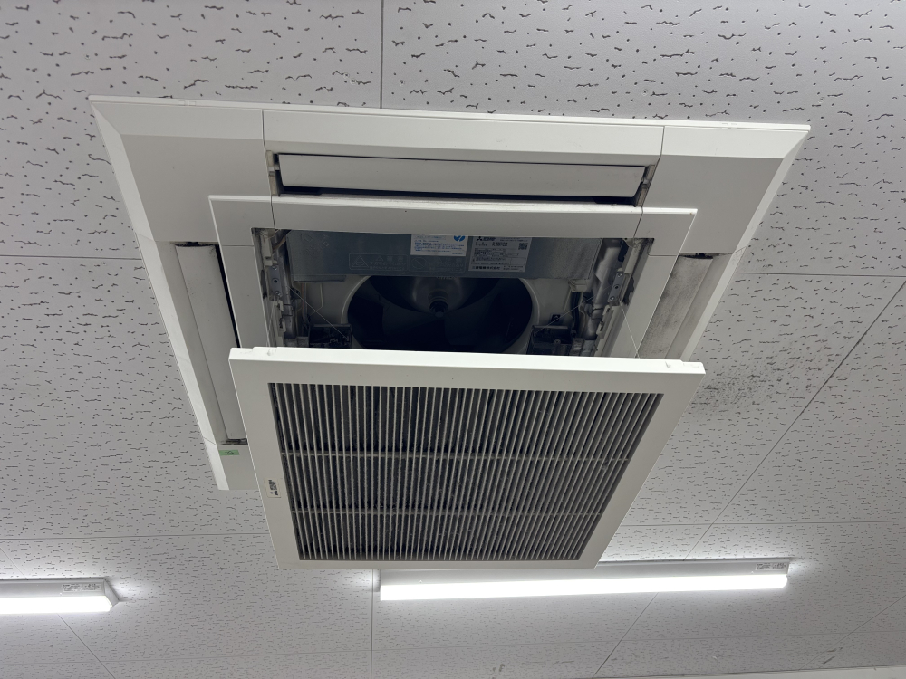東京都杉並区高円寺の業務用天井埋め込みエアコンの作業前1