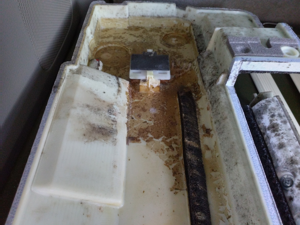 埼玉県入間市扇台の家庭用天井埋め込みエアコンの作業前3