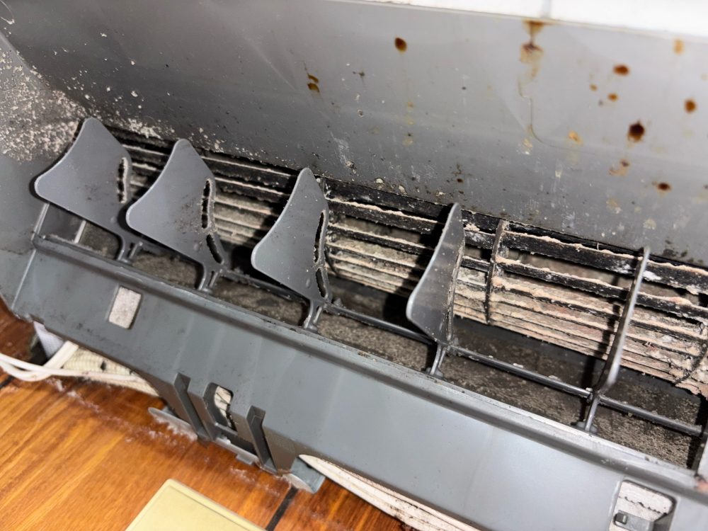 神奈川県藤沢市のお掃除機能付きエアコンの作業前2