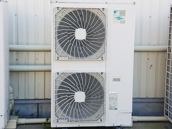 大型エアコン室外機