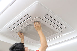 スタッフによるエアコン清掃のイメージ